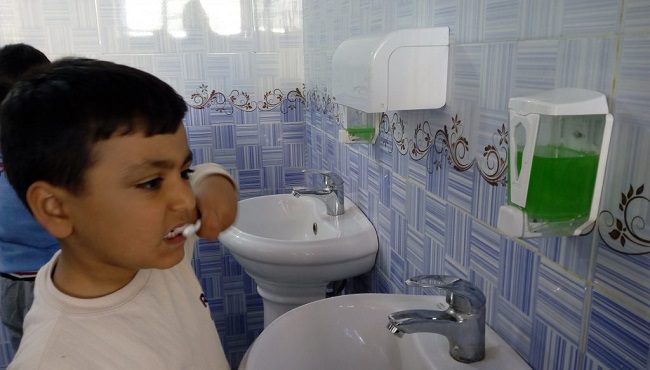 مسواک زدن کودکان در مدرسه