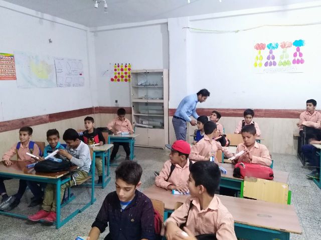 مسواک زدن کودکان در مدرسه